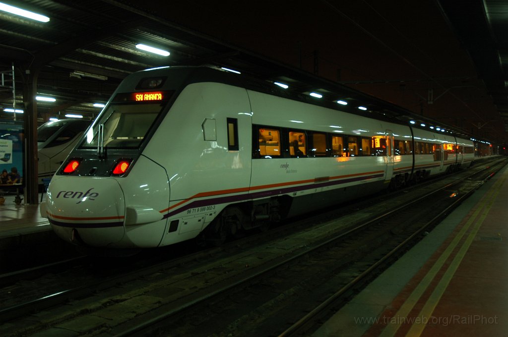 2045-0046-121210.jpg - Renfe 599.002-3 / Madrid-Chamartin 12.12.2010