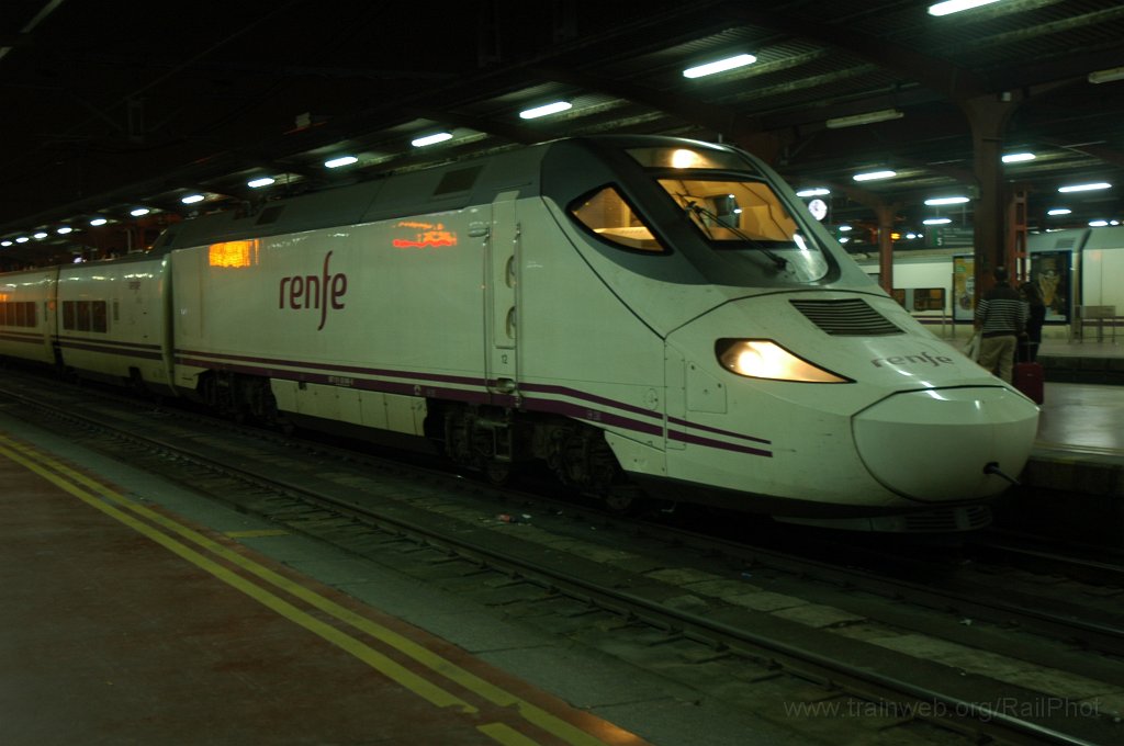 2046-0012-121210.jpg - Renfe 130.046-6 / Madrid-Chamartin 12.12.2010
