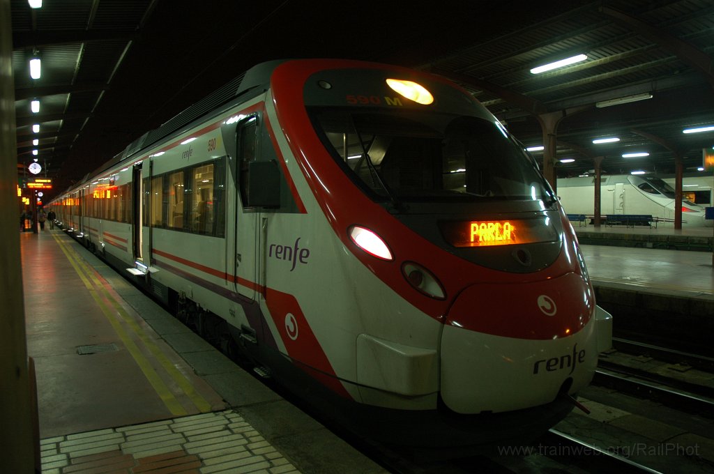 2046-0016-121210.jpg - Renfe 465.590-8 / Madrid-Chamartin 12.12.2010