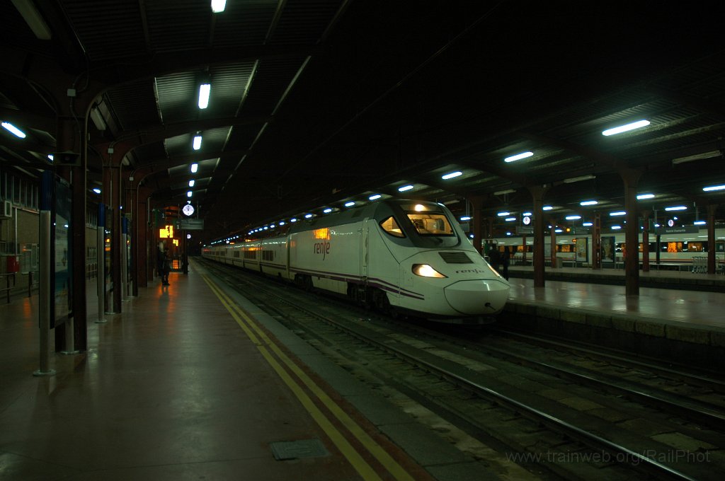 2046-0034-121210.jpg - Renfe 130.046-6 / Madrid-Chamartin 12.12.2010