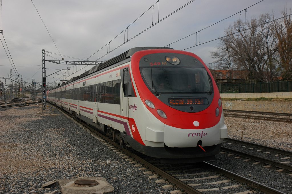 2047-0021-181210.jpg - Renfe 465.549-4 / Villaverde Alto 18.12.2010