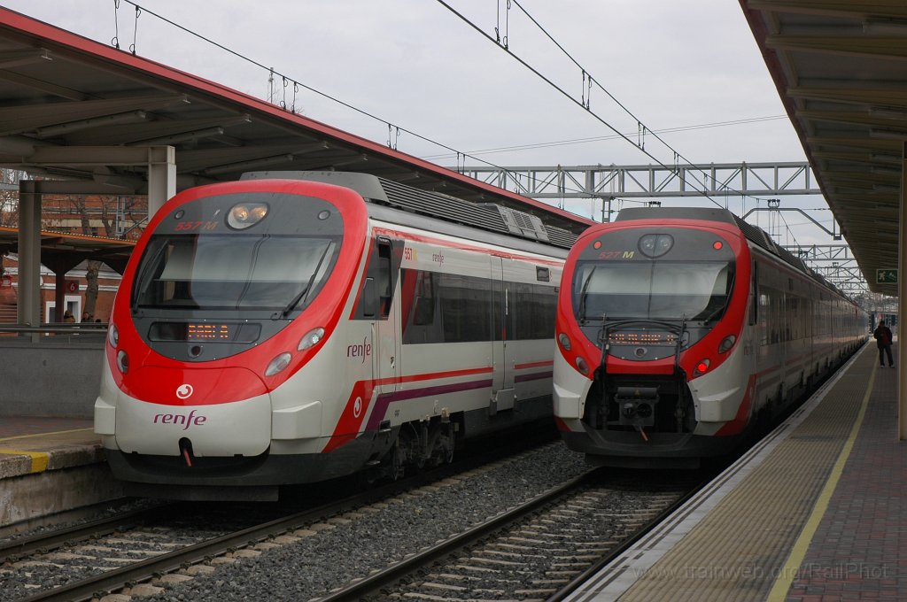 2048-0025-181210.jpg - Renfe 465.527-0 + 557-7 / Villaverde Alto 18.12.2010