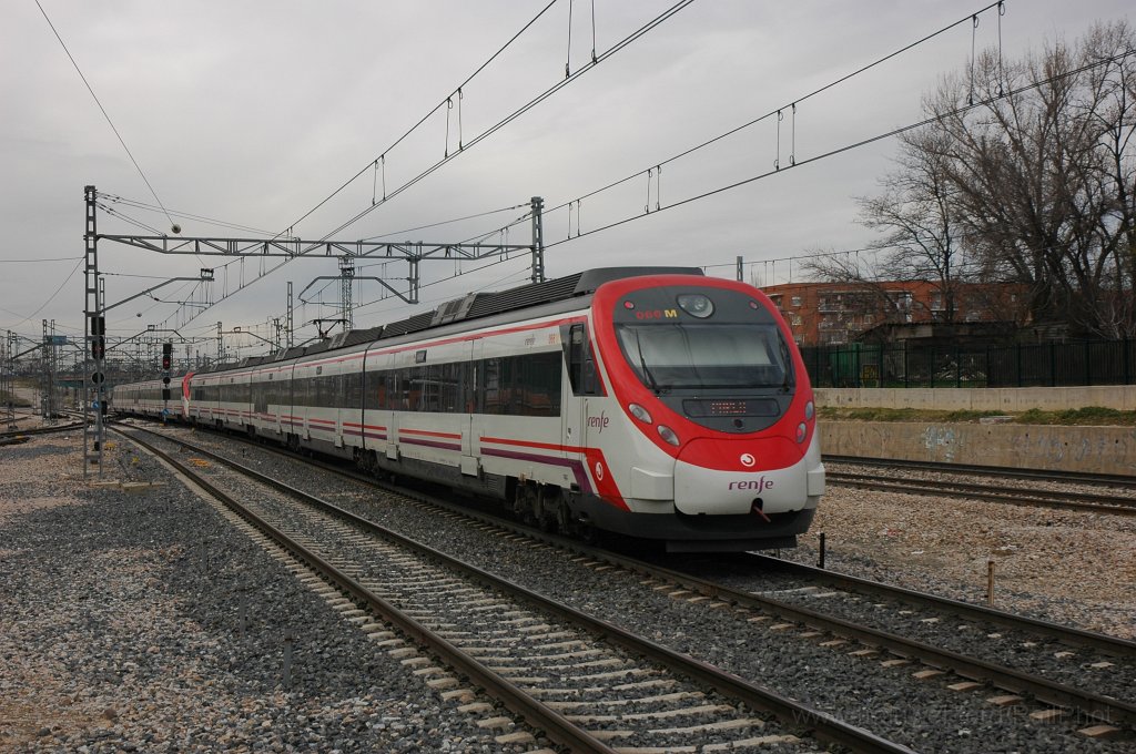 2048-0038-181210.jpg - Renfe 465.066-9 / Villaverde Alto 18.12.2010