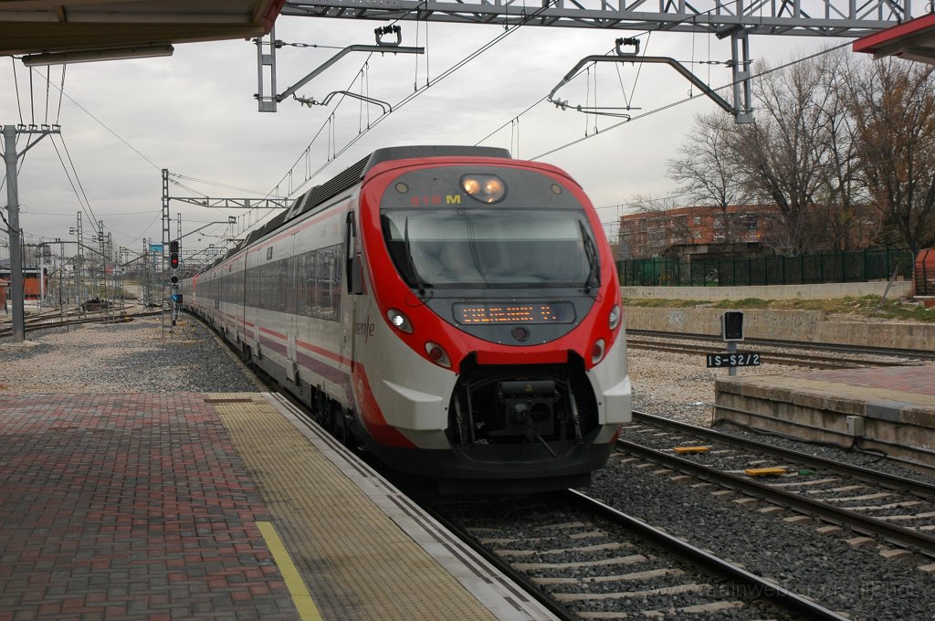 2049-0028-181210.jpg - Renfe 465.518-9 / Villaverde Alto 18.12.2010