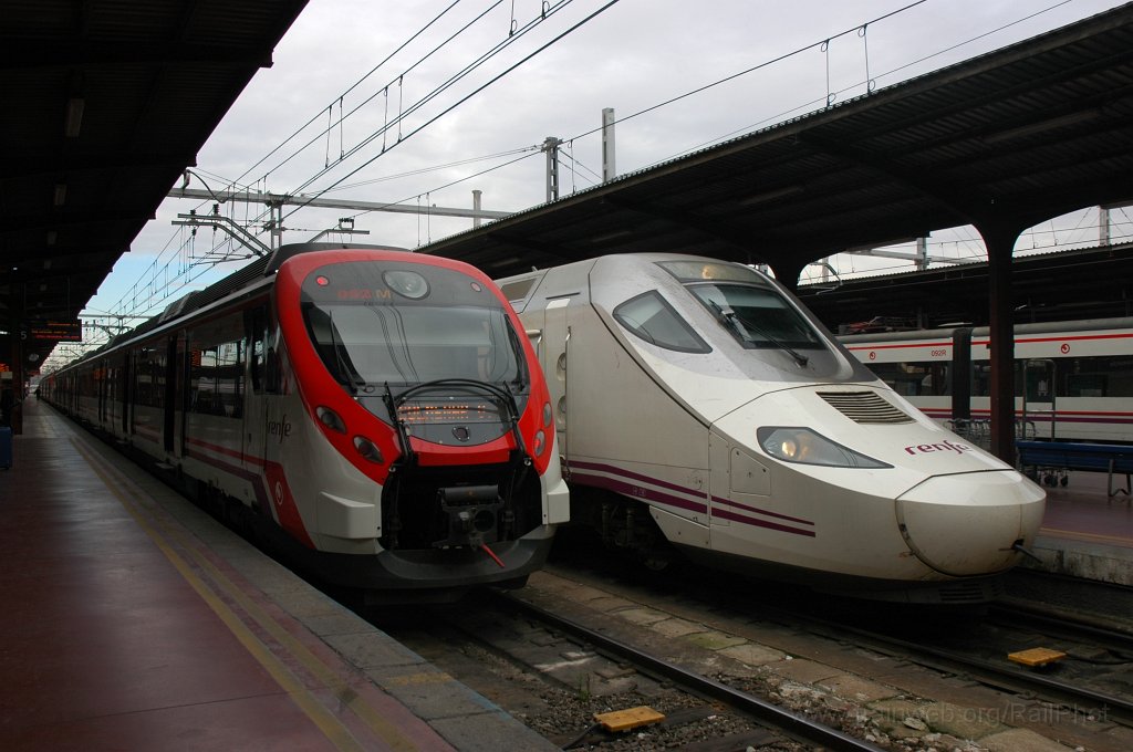 2049-0030-181210.jpg - Renfe 465.052-9 + 130.052-4 / Madrid-Chamartin 18.12.2010