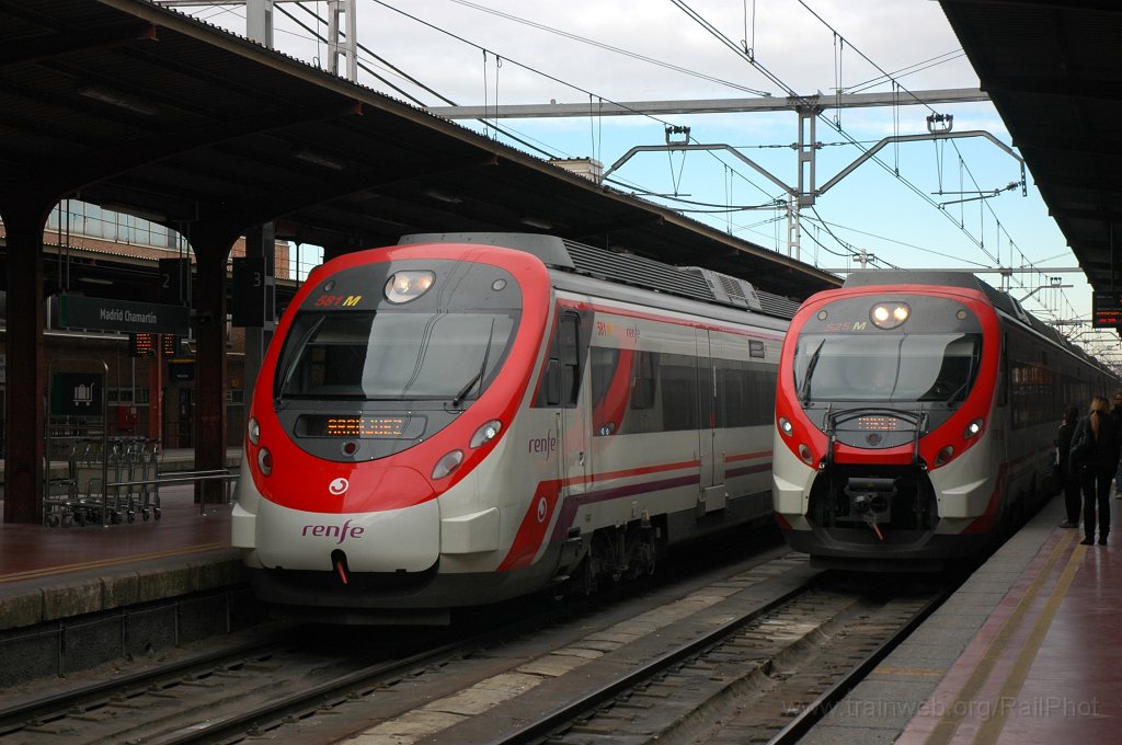 2049-0034-181210.jpg - Renfe 465.581-7 + 525-4 / Madrid-Chamartin 18.12.2010
