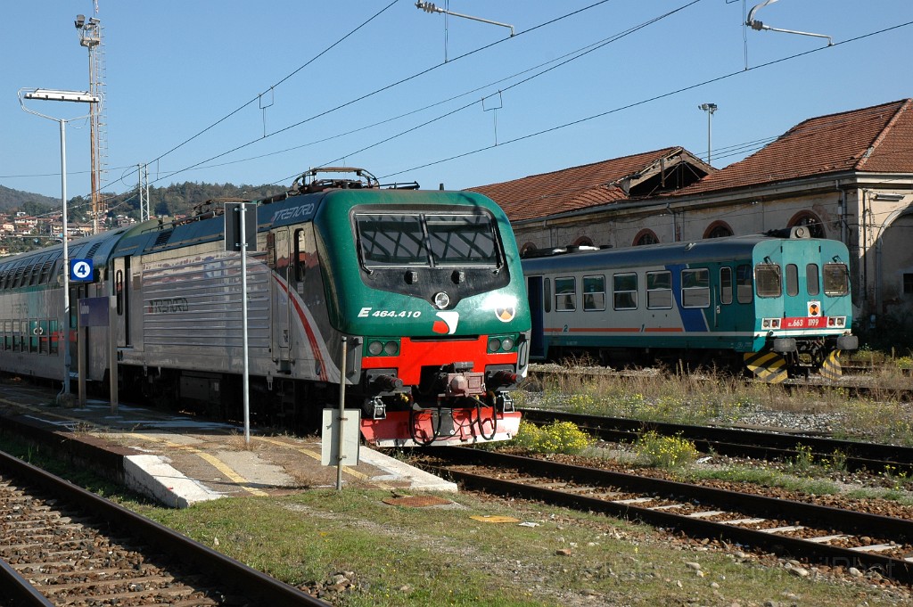 2664-0039-211012.jpg - Trenord E 464.410 + FS ALn 663.1199 / Luino 21.10.2012