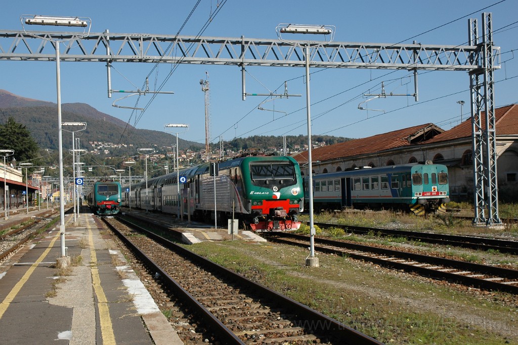 2664-0049-211012.jpg - FS E 464.027 + Trenord E 464.410 + FS ALn 663.1199 / Luino 21.10.2012