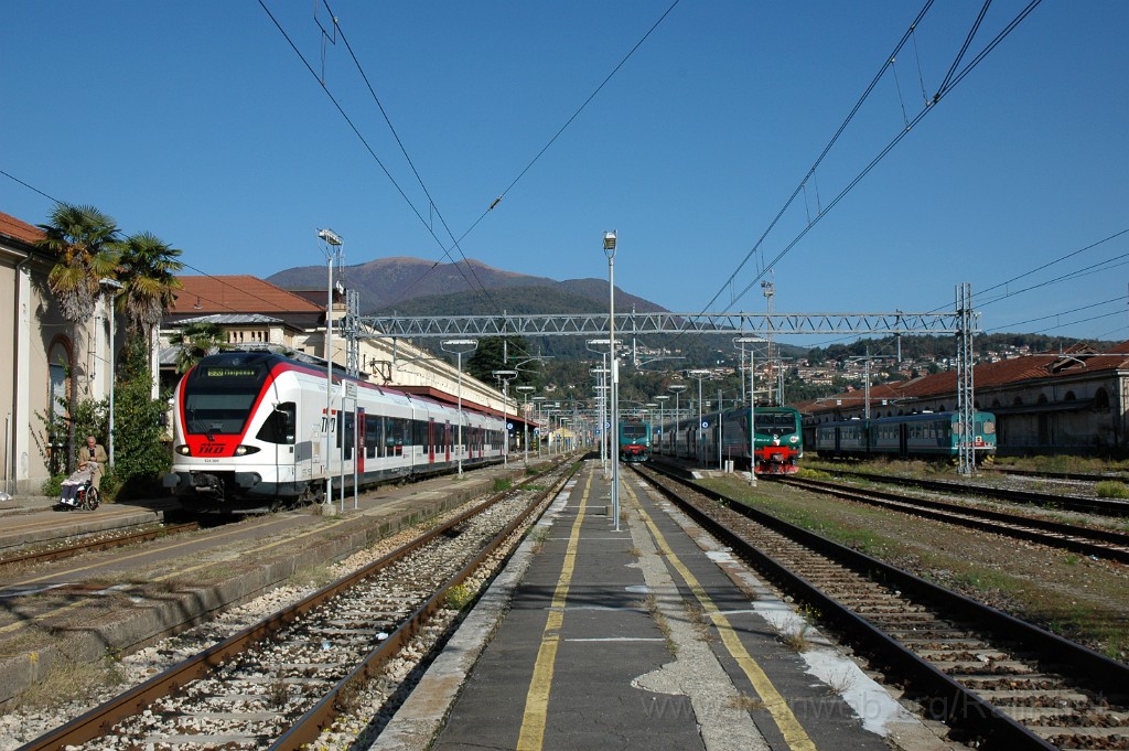 2665-0017-211012.jpg - TILO RABe 524.002 «Ticino» + FS E 464.027 + Trenord E 464.410 + FS ALn 663.1199 / Luino 21.10.2012