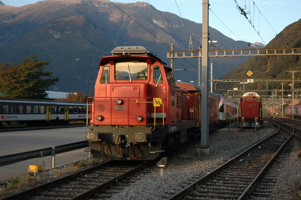 2667-0036-211012.jpg - SBB-CFF Bm 4/4 18442 + Xrotm 97 / Bellinzona 21.10.2012