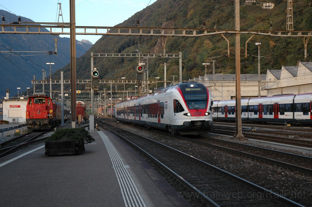 2668-0008-211012.jpg - TILO RABe 524.012 + SBB-CFF Bm 4/4 18442 / Bellinzona 21.10.2012