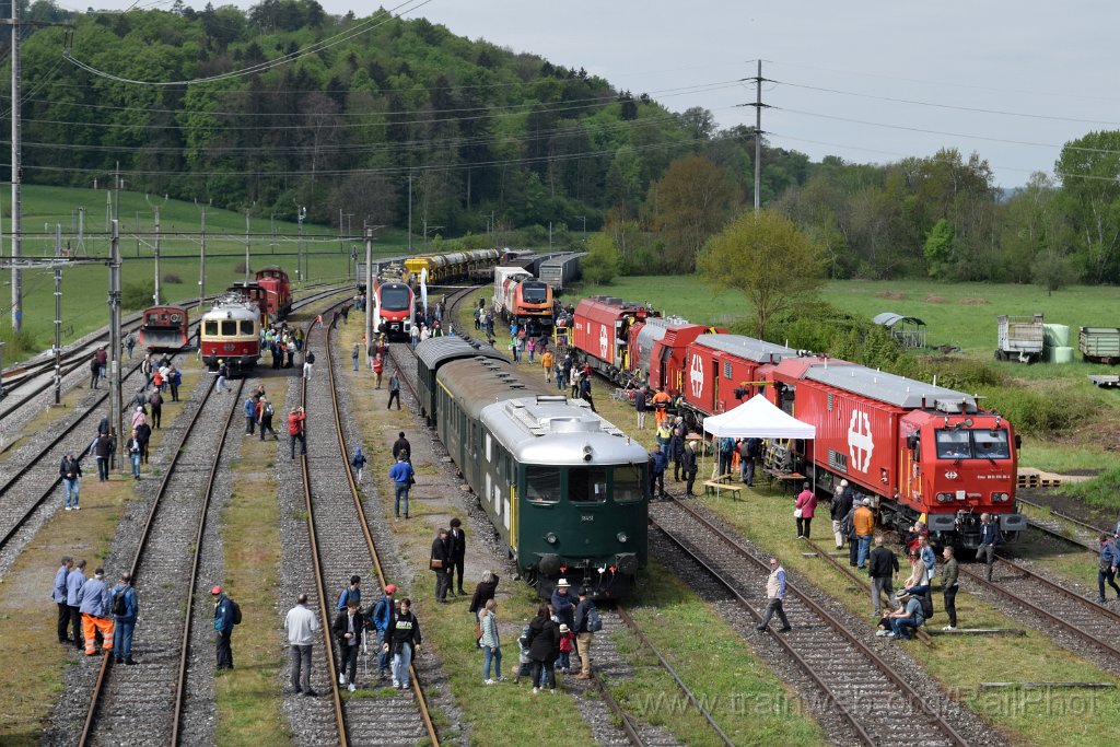 9672-0025-270425.jpg - SBB-CFF Re 4/4' 10034 + Bm 4/4" 18451 + XTmas 018 "Winterthur" + ELP 2019.318 "Coop" + RA RABe 533.702 / Etzwilen (Güterbahnhof) 27.4.2025