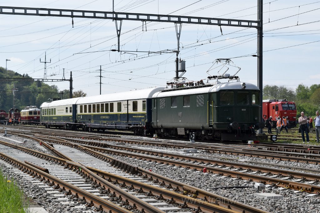 9678-0050-270425.jpg - SBB-CFF Re 4/4' 10039 + IRSI ARmz 1071 "le salon bleu" + ARmz 1073 "Le diamant bar" / Etzwilen (Güterbahnhof) 27.4.2025