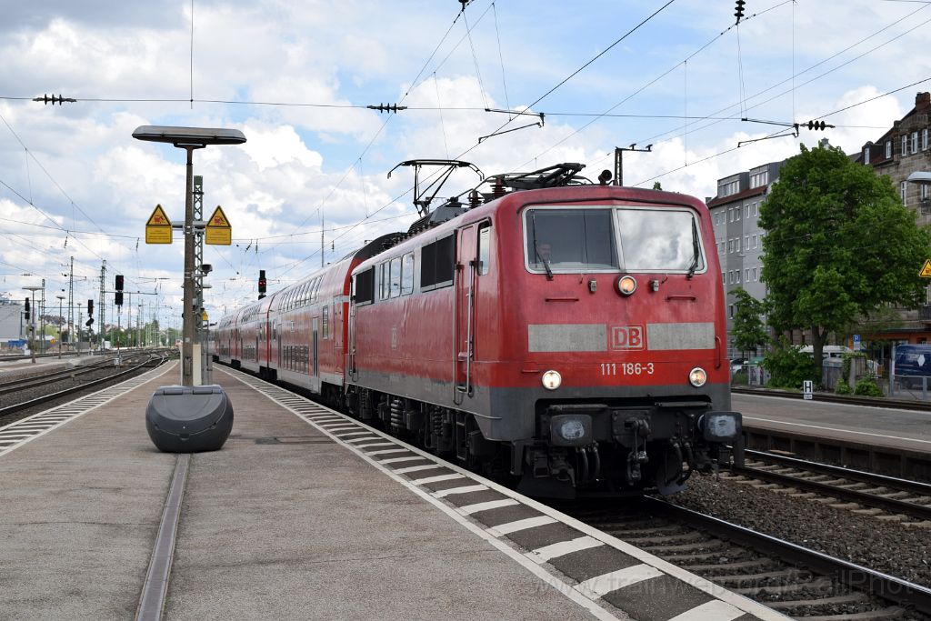 4457-0045-120517.jpg - DBAG 111.186-3 / Fürth Hbf 12.5.2017