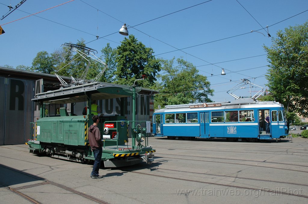 2098-0047-250411.jpg - VBZ Xe 4/4 1905 + Ce 4/4 1392 / Burgwies 25.4.2011