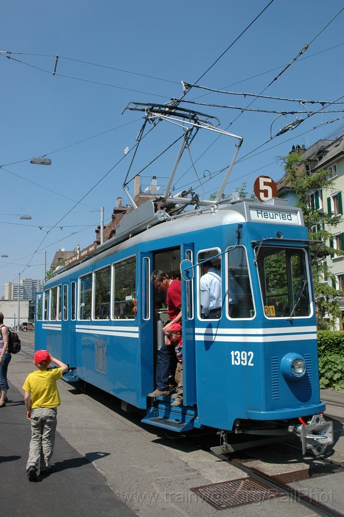 2098-0050-250411.jpg - VBZ Ce 4/4 1392 / Bahnhof Wiedikon 25.4.2011