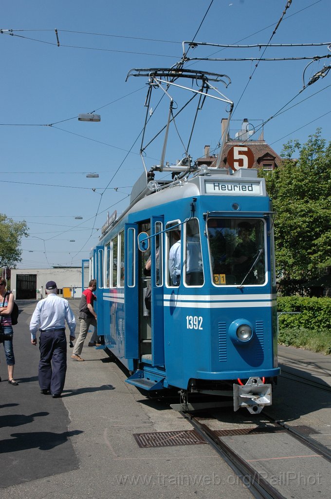 2099-0004-250411.jpg - VBZ Ce 4/4 1392 / Bahnhof Wiedikon 25.4.2011