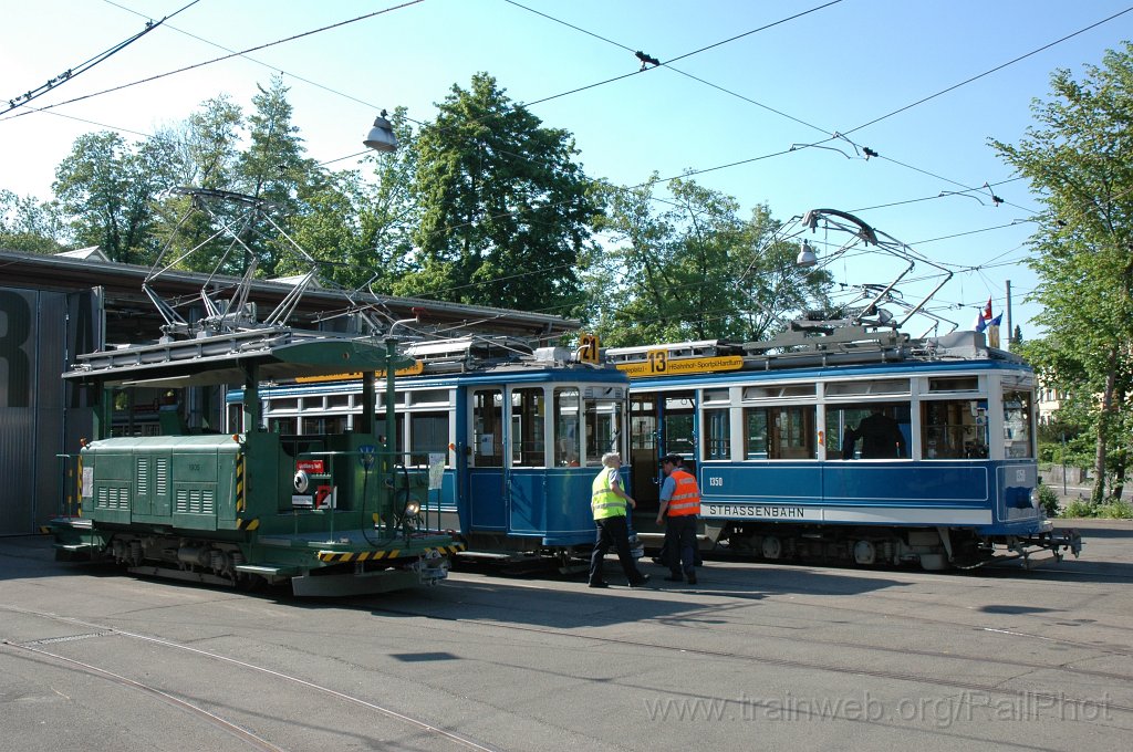 2100-0010-250411.jpg - VBZ Xe 4/4 1905 + StStZ Ce 2/2 2 + StStZ Ce 4/4 1350 / Burgwies 25.4.2011