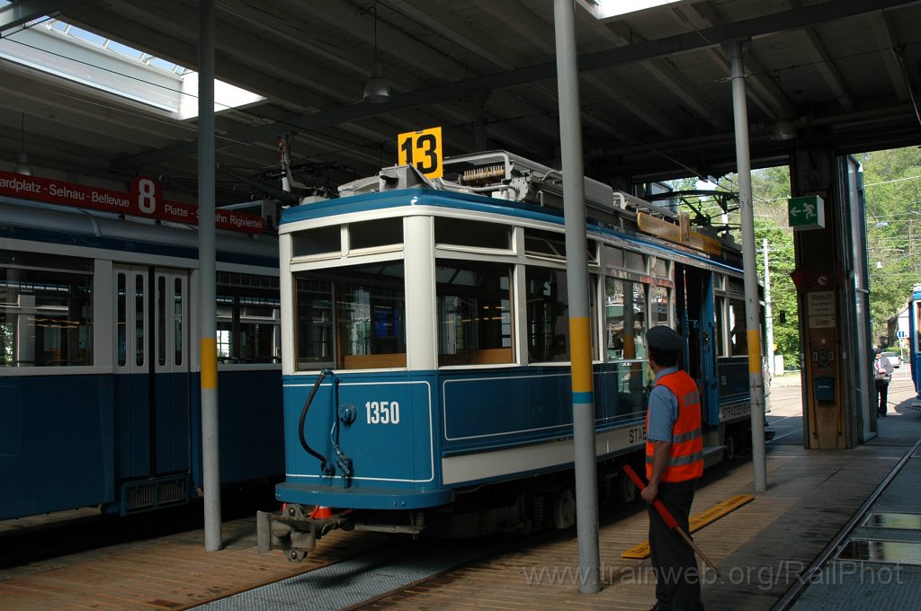 2100-0011-250411.jpg - StStZ Ce 4/4 1350 / Burgwies 25.4.2011