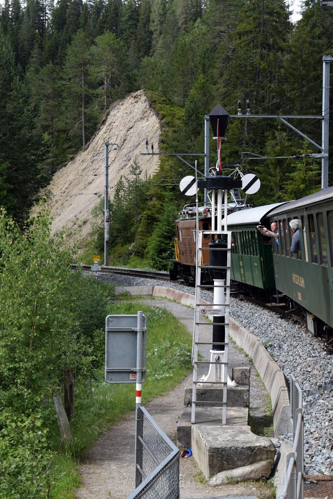 5011-0014-140618.jpg - RhB Ge 6/6' 414 / Wiesen (Wiesenerviadukt) 14.6.2018