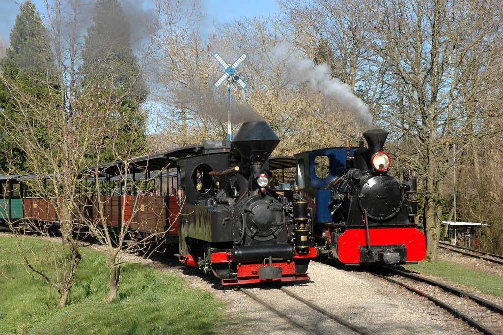 2756-0041-140413.jpg - SchBB G 4/4 7349 "Taxus" + G 3/3 13585 "Sequoia" / Baumschulsee 14.4.2013