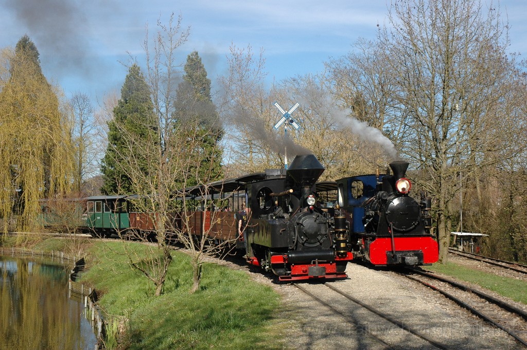 2756-0042-140413.jpg - SchBB G 4/4 7349 "Taxus" + G 3/3 13585 "Sequoia" / Baumschulsee 14.4.2013