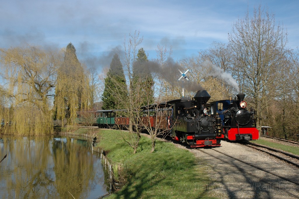 2756-0044-140413.jpg - SchBB G 4/4 7349 "Taxus" + G 3/3 13585 "Sequoia" / Baumschulsee 14.4.2013