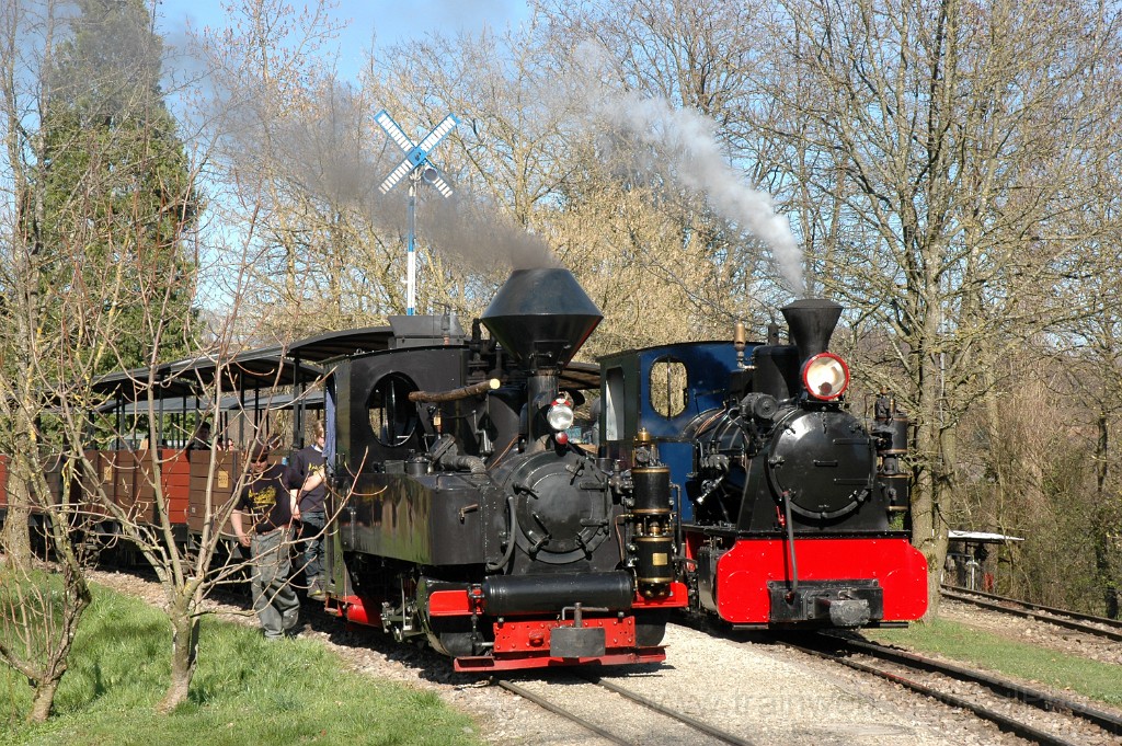 2756-0045-140413.jpg - SchBB G 4/4 7349 "Taxus" + G 3/3 13585 "Sequoia" / Baumschulsee 14.4.2013