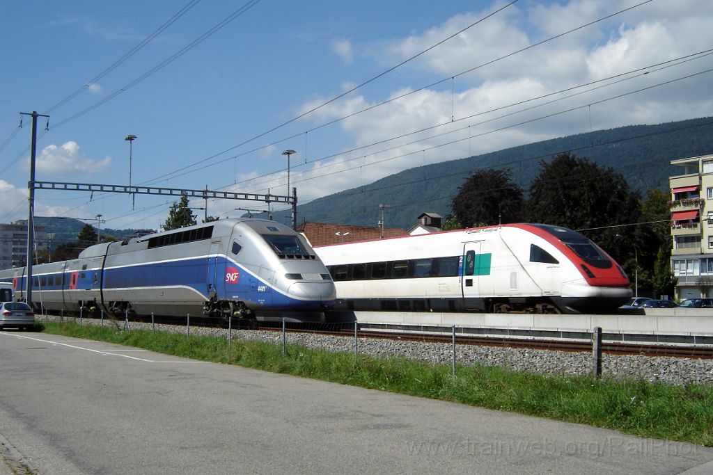 1211-0008-230806.jpg - SNCF TGV 384.001 + SBB-CFF ICN RABDe 500.020-3 "Jeanne Hersch" / Grenchen-Süd 23.8.2006