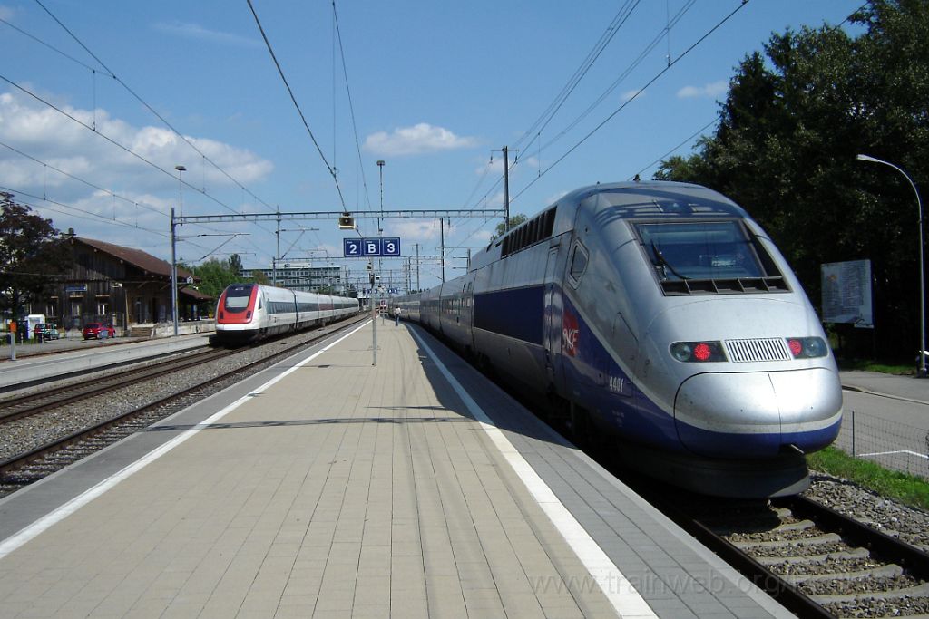 1212-0018-230806.jpg - SNCF TGV 384.002 + SBB-CFF ICN RABDe 500.007-0 "Albert Einstein" / Grenchen-Süd 23.8.2006