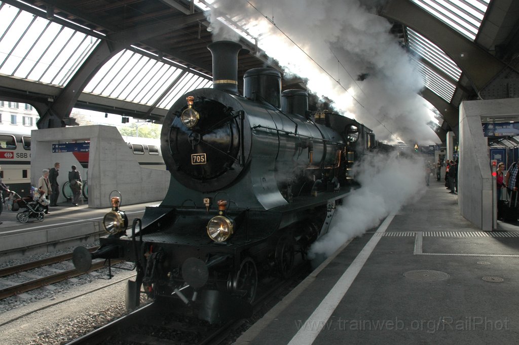 2368-0014-280412.jpg - SBB-CFF A 3/5 705 + B 3/4 1367 / Zürich HB 28.4.2012