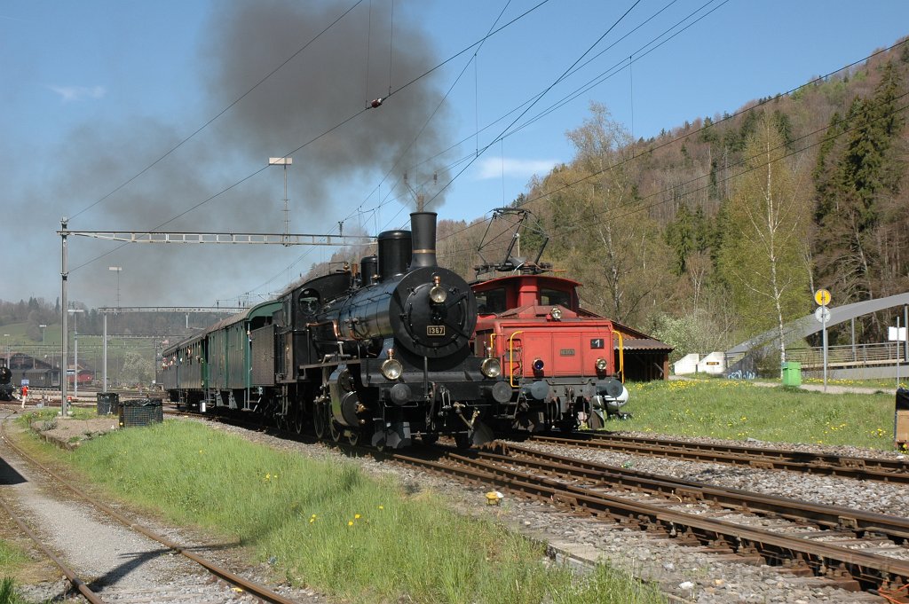 2369-0037-280412.jpg - SBB-CFF B 3/4 1367 + DVZO Ee 3/3 16363 / Bauma 28.4.2012