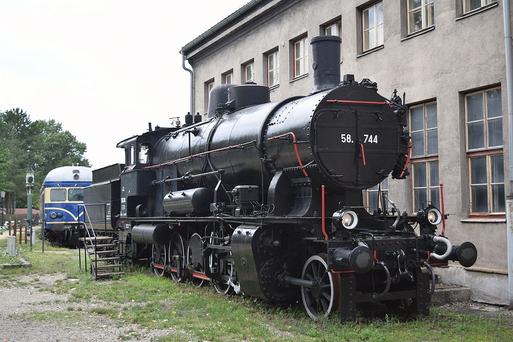 5093-0003-210718.jpg - BBÖ 58.744 / Strasshof (Heizhaus) 21.7.2018