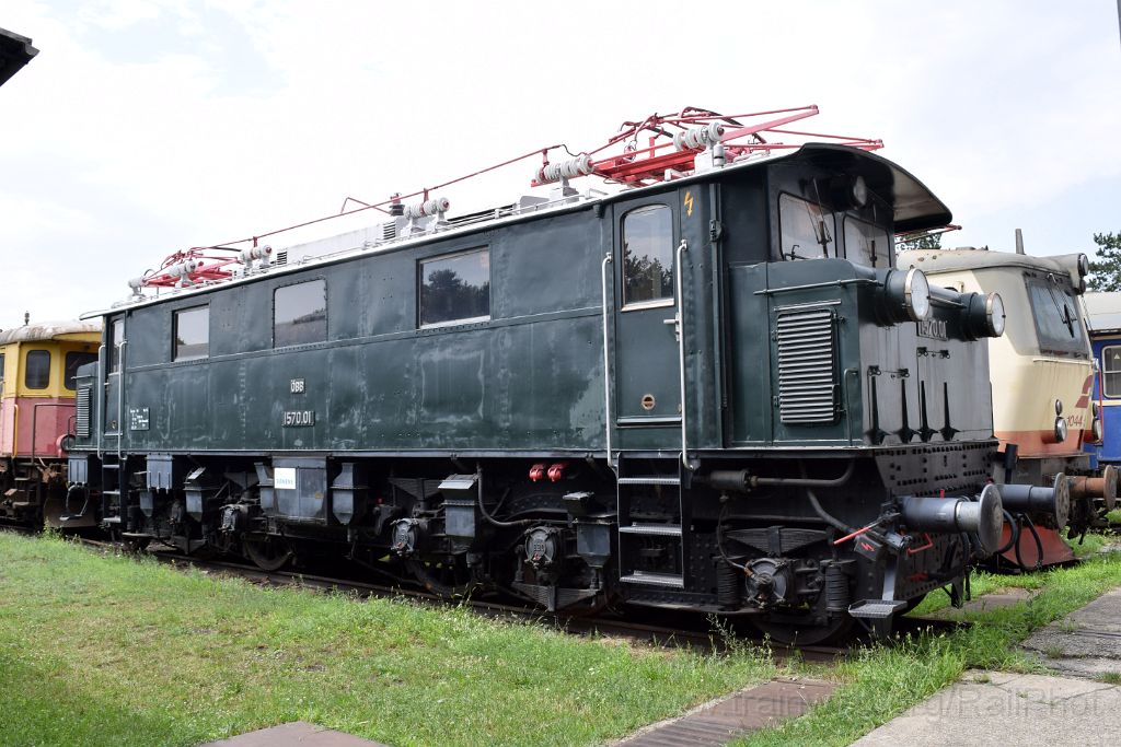 5093-0032-210718.jpg - ÖBB 1570.01 / Strasshof (Heizhaus) 21.7.2018