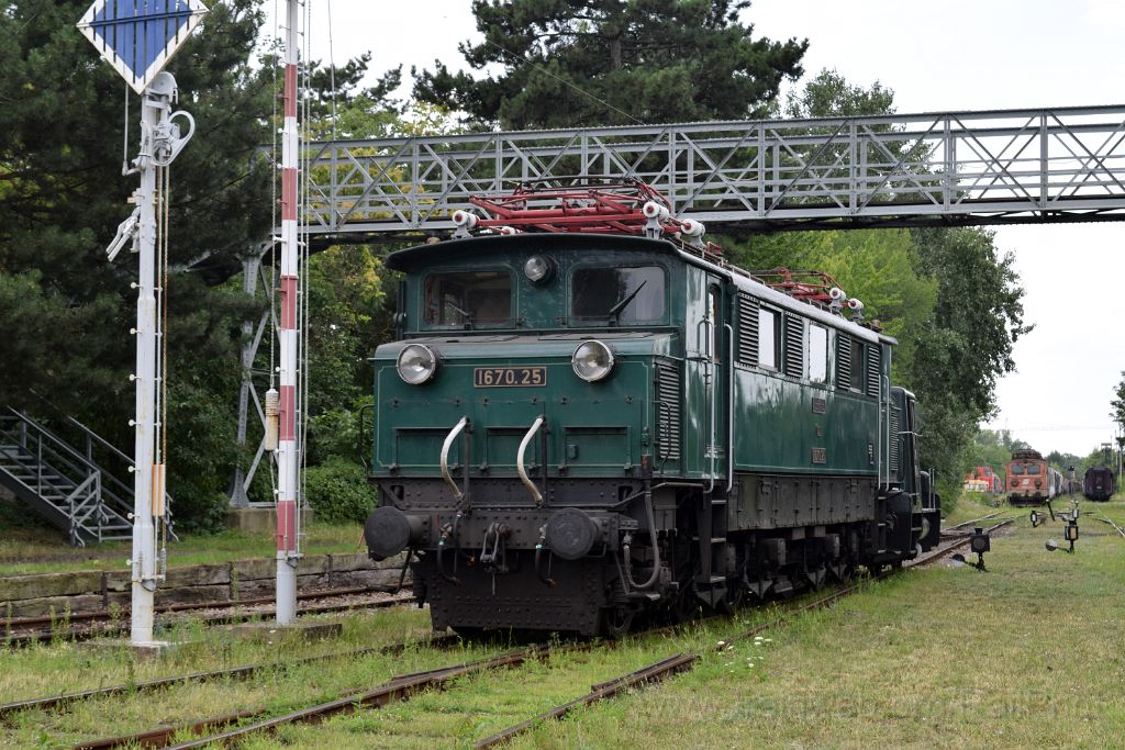 5094-0049-210718.jpg - BBÖ 1670.25 + 1.ÖSEK 2060.04 / Strasshof (Heizhaus) 21.7.2018