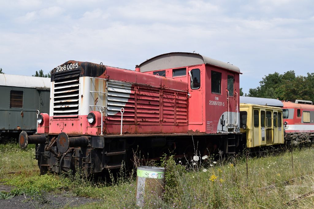 5097-0038-210718.jpg - ÖBB 2066.001-5 + X626.151 / Strasshof (Heizhaus) 21.7.2018