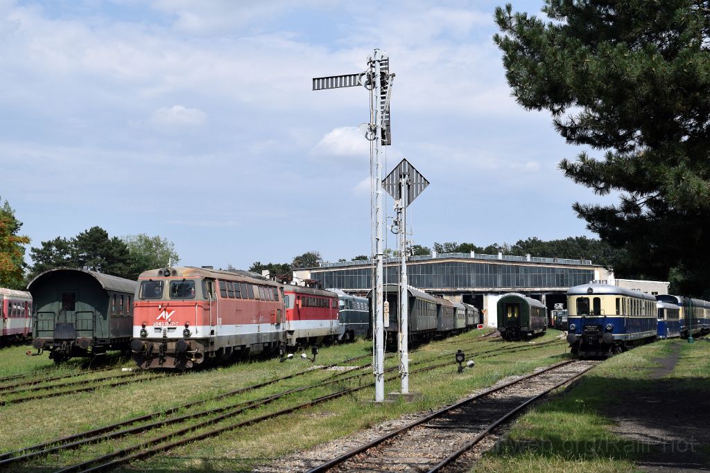 5098-0010-210718.jpg - 1.ÖSEK 2043.037-7 + ÖBB 1046.019-4 "Barbara" + 2050.02 + 1.ÖSEK 5042.14 / Strasshof (Heizhaus) 21.7.2018