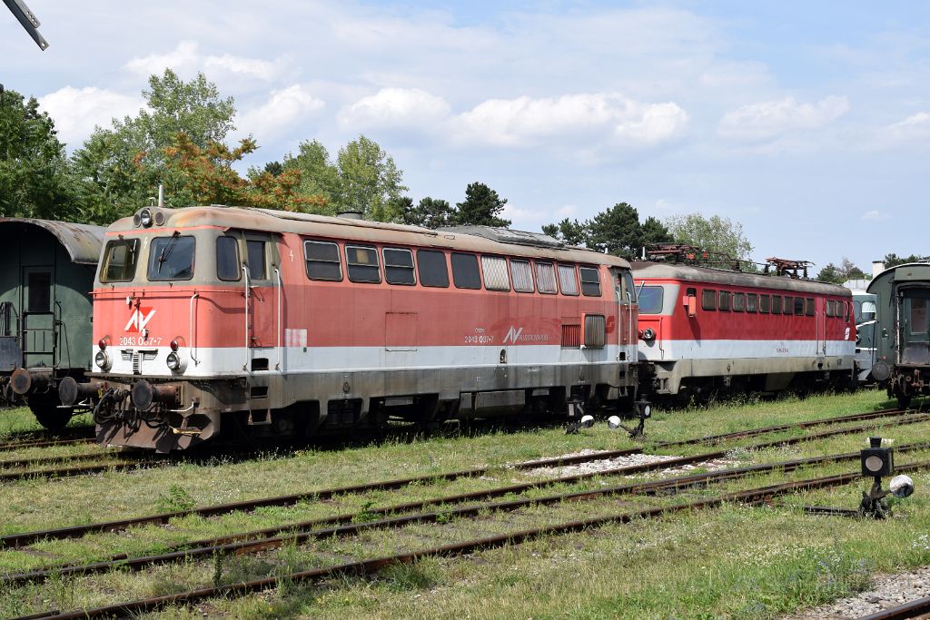 5098-0018-210718.jpg - 1.ÖSEK 2043.037-7 + ÖBB 1046.019-4 "Barbara" / Strasshof (Heizhaus) 21.7.2018