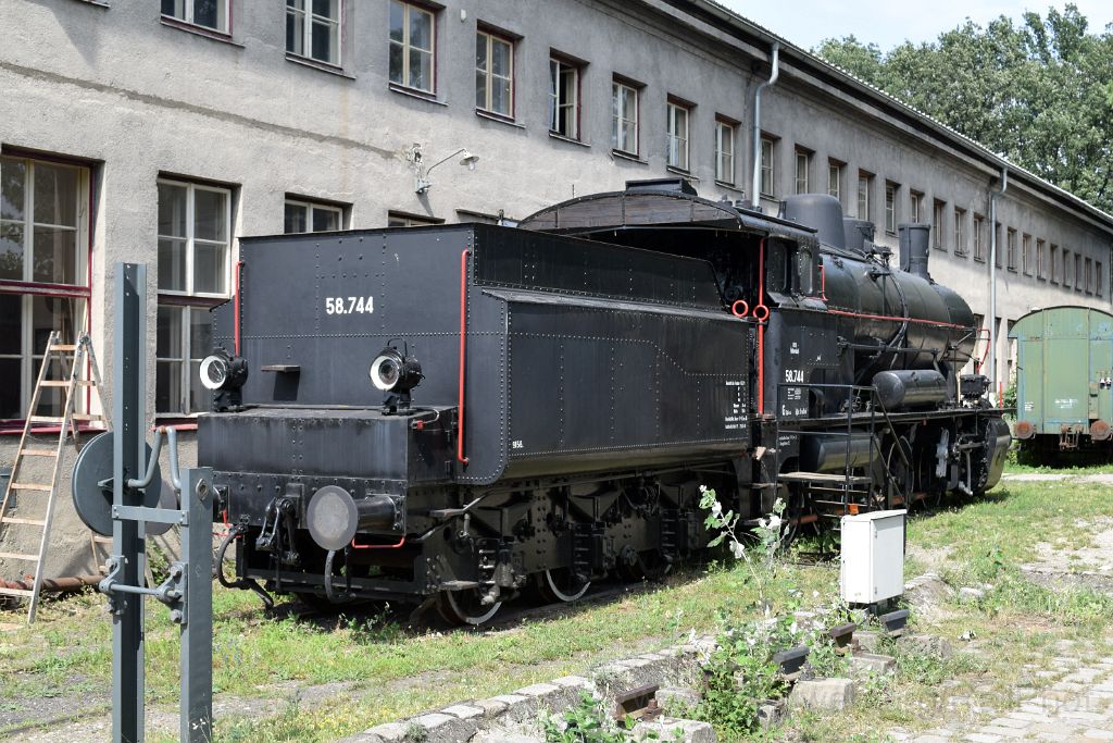 5098-0031-210718.jpg - BBÖ 58.744 / Strasshof (Heizhaus) 21.7.2018