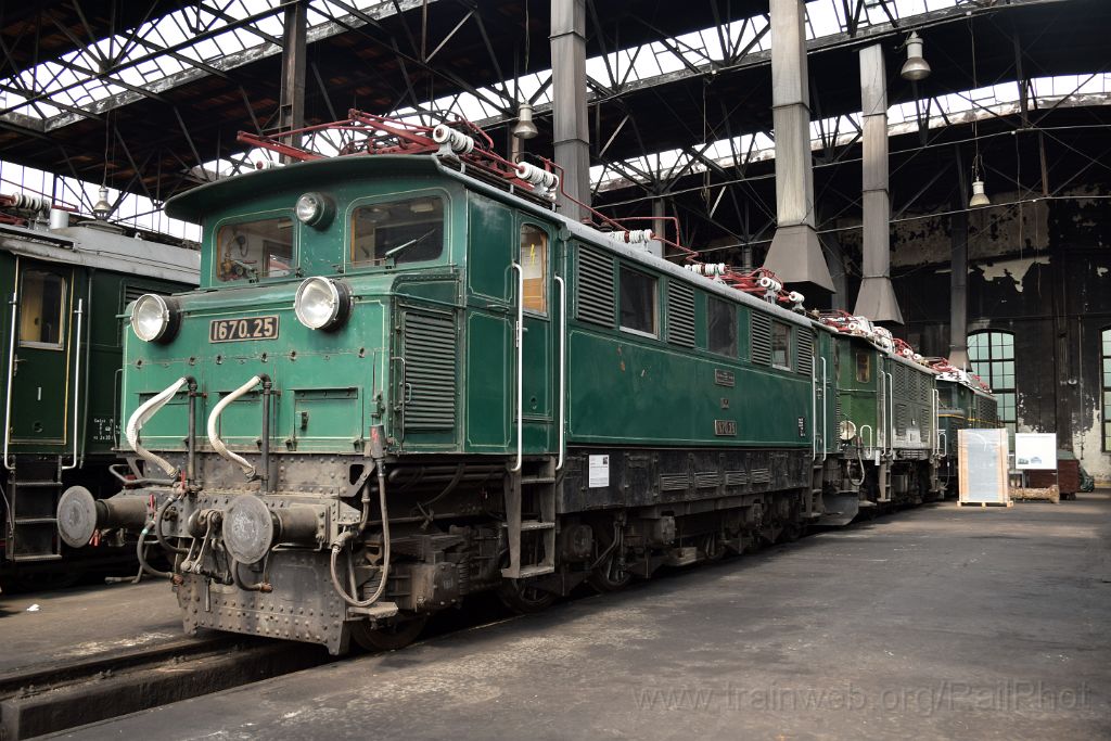 5099-0005-210718.jpg - BBÖ 1670.25 + ÖBB 1245.04 + 1020.47 / Strasshof (Heizhaus) 21.7.2018