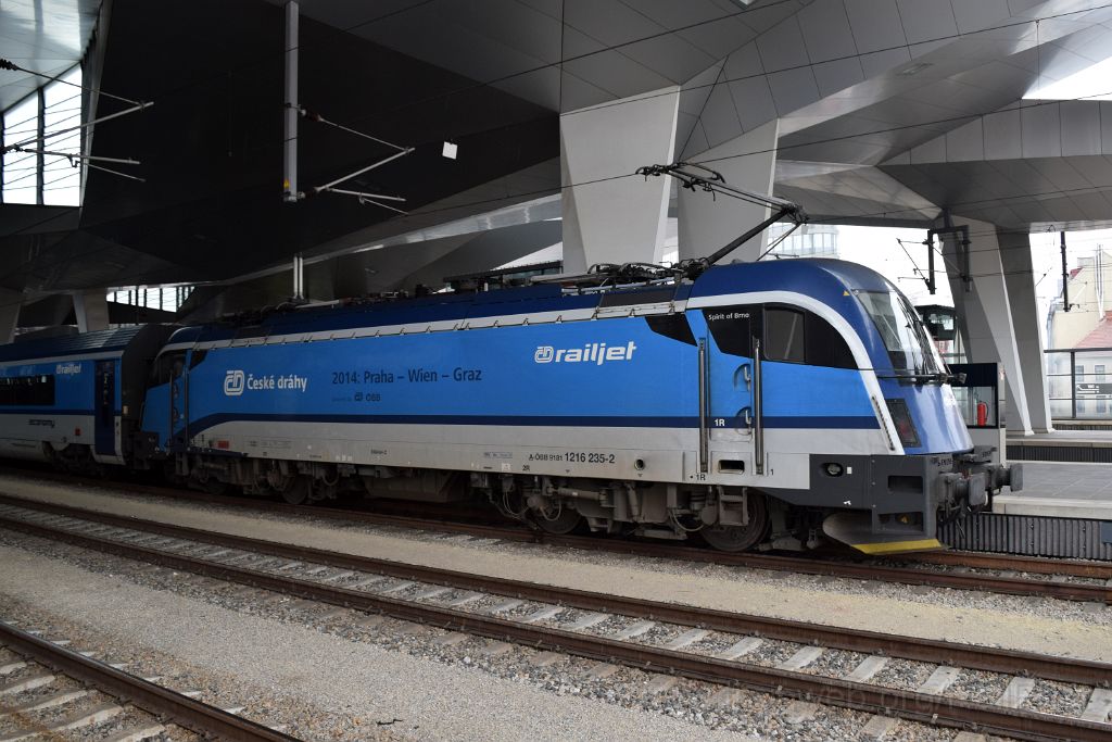 5102-0037-220718.jpg - ÖBB 1216.235 "Spirit of Brno" / Wien Hbf 22.7.2018