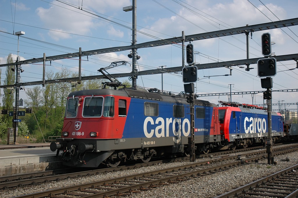 1649-0045-200409.jpg - SBB-CFF Re 420.186-9 + Re 474.014-8 / Dietikon 20.4.2009