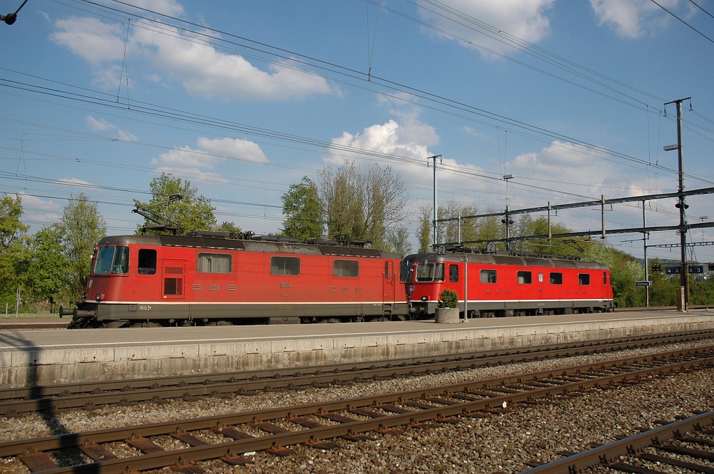 1653-0036-200409.jpg - SBB-CFF Re 6/6 11652 «Kerzers» + Re 4/4''' 11362 / Dietikon 20.4.2009