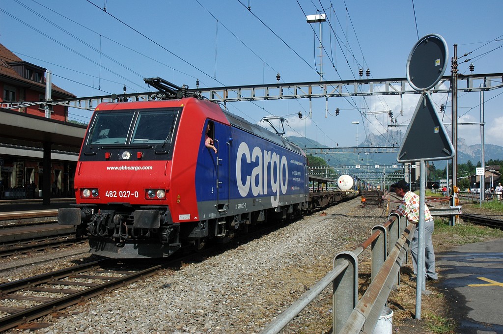 1673-0020-240509.jpg - SBB-CFF Re 482.027-0 «... stellt Lokrangierführer ein» / Arth-Goldau 24.5.2009