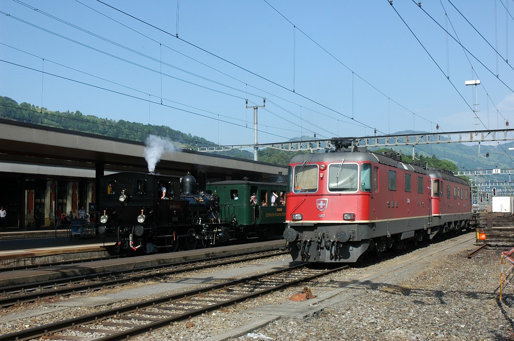 1674-0017-240509.jpg - SBB-CFF Re 4/4'' 11187 + Re 6/6 11641 «Moutier» + Perlen E 3/3 6 + UeBB CZm 1/2 31 / Arth-Goldau 24.5.2009