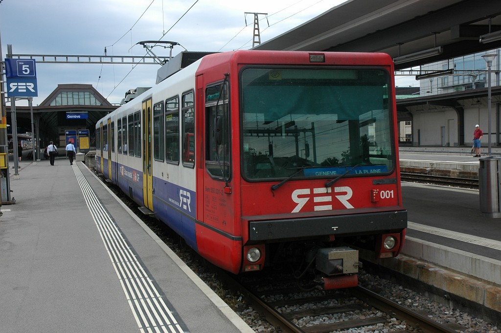 1677-0002-300509.jpg - SBB-CFF/TPG Bem 550.001-2 «La Donzelle» / Genève-Cornavin 30.5.2009