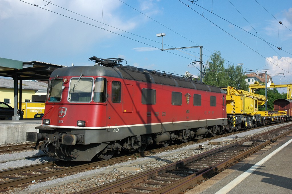 1689-0005-290609.jpg - SBB-CFF Re 6/6 11670 «Affoltern am Albis» + XTmaas 80 85 95 89 000-1 / Wetzikon 29.6.2009