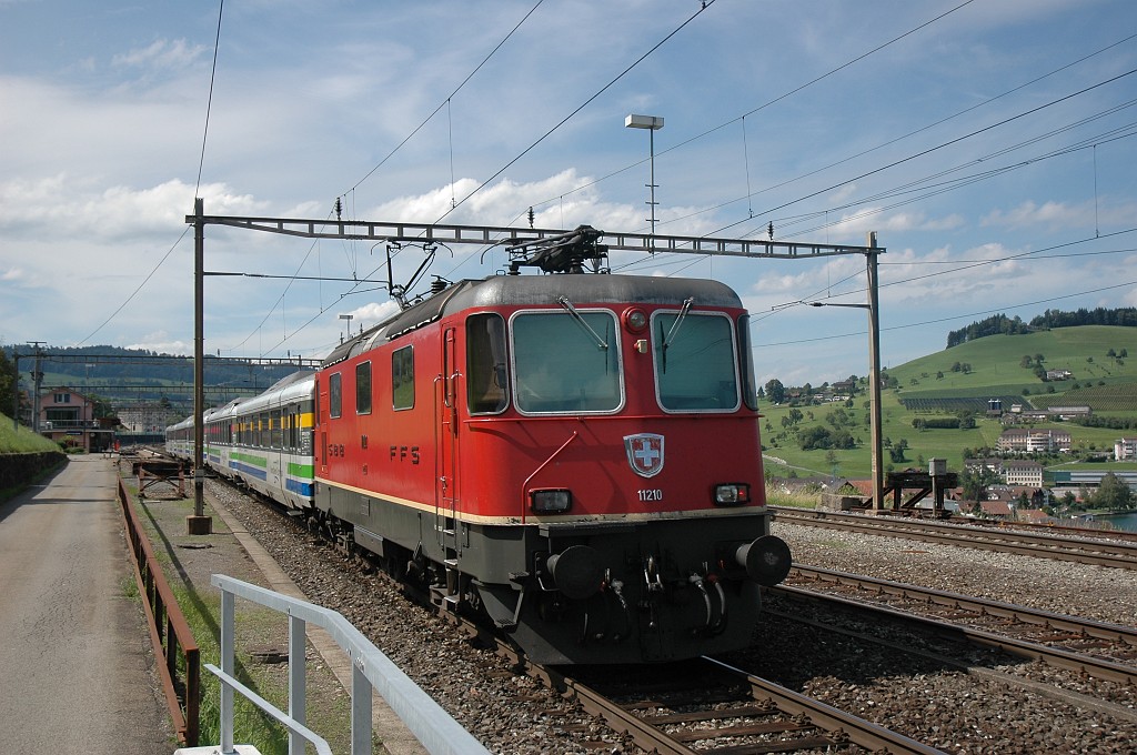 1701-0017-200709.jpg - SBB-CFF Re 4/4'' 11210 / Immensee 20.7.2009