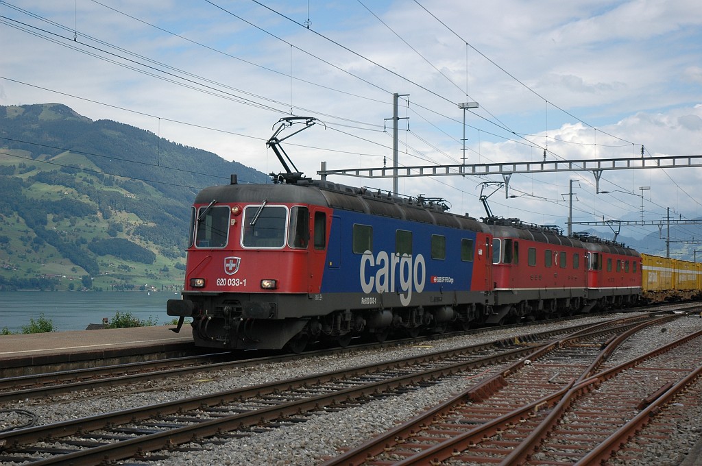 1701-0045-200709.jpg - SBB-CFF Re 620.033-1 «Muri AG» + Re 6/6 11620 «Wangen bei Olten» + 11637 «Sonceboz - Sombeval» / Immensee 20.7.2009