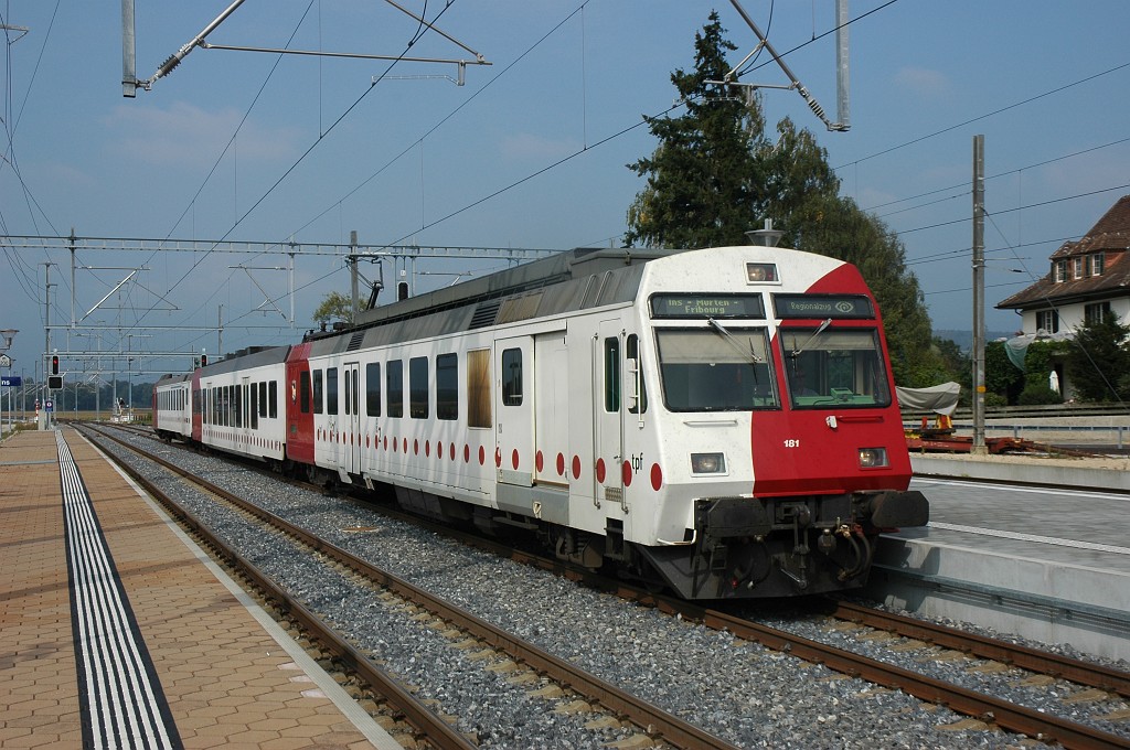 1777-0003-250909.jpg - TPF RBDe 567.181-3 «Cressier» / Ins 25.9.2009